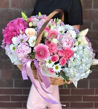 Композиция солнечный день в Андреевской Краснодарского края Цветочная композиция из Розы, Хризантемы, Пионы и Лизиантусы в корзине в Андреевской Краснодарского края