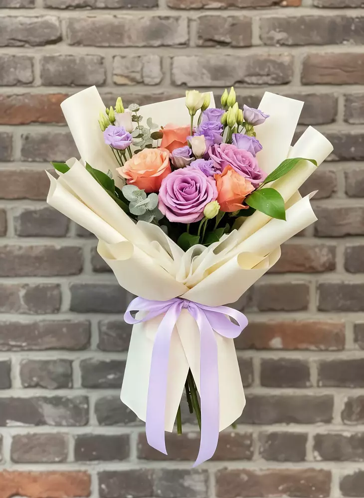 Букет цветов из: Лизиантусы и Розы в Андреевской Краснодарского края