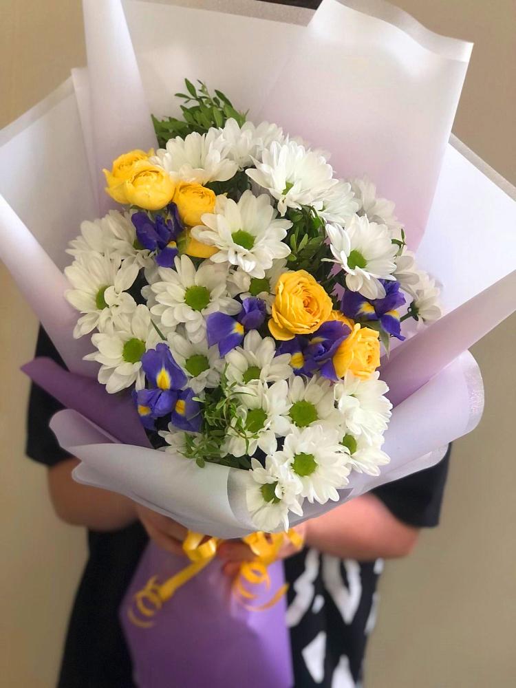 Букет цветов из: Ирисы, Хризантемы и Розы в Андреевской Краснодарского края