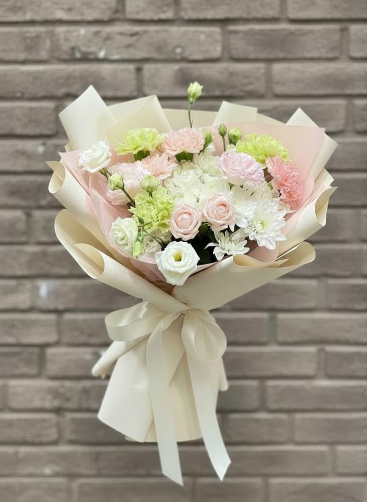 Букет цветов из: Гвоздики, Розы, Лизиантусы и Хризантемы в Андреевской Краснодарского края