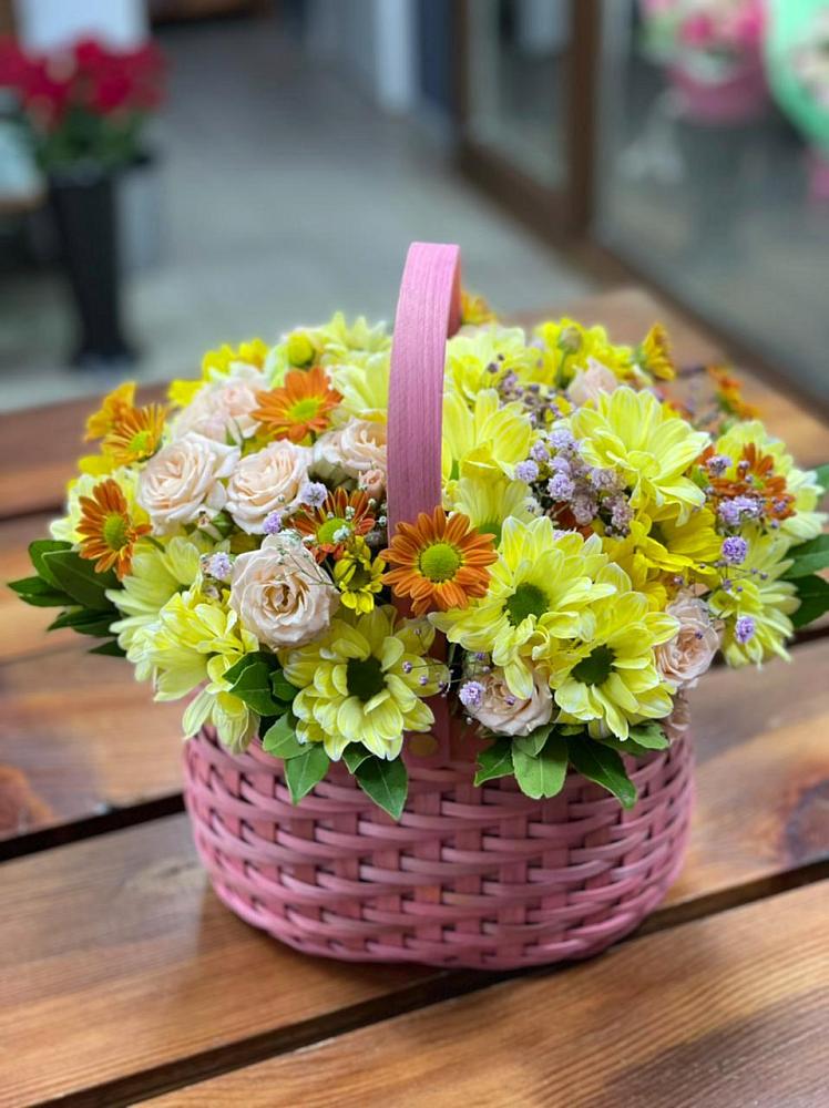 Цветочная композиция из Хризантемы и Розы в корзине в Андреевской Краснодарского края