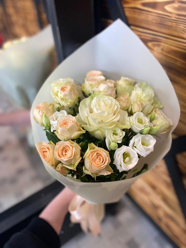 Букет цветов из: Розы и Лизиантусы в Андреевской Краснодарского края